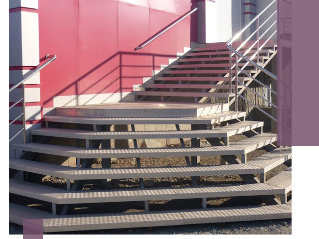 Лестницы для магазина в Ульяновске — изготовление и монтаж